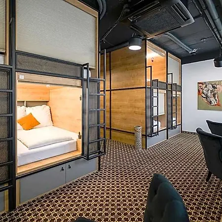 Chors Like A - Capsule & Nft Boutique - Center Hostel Bratislava