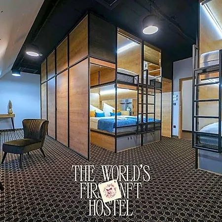 Hostel Chors Like A - Capsule & Nft Boutique - Center Bratislava