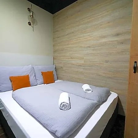 Chors Like A - Capsule & Nft Boutique - Center Hostel Bratislava