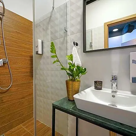 Chors Like A - Capsule & Nft Boutique - Center Hostel *
